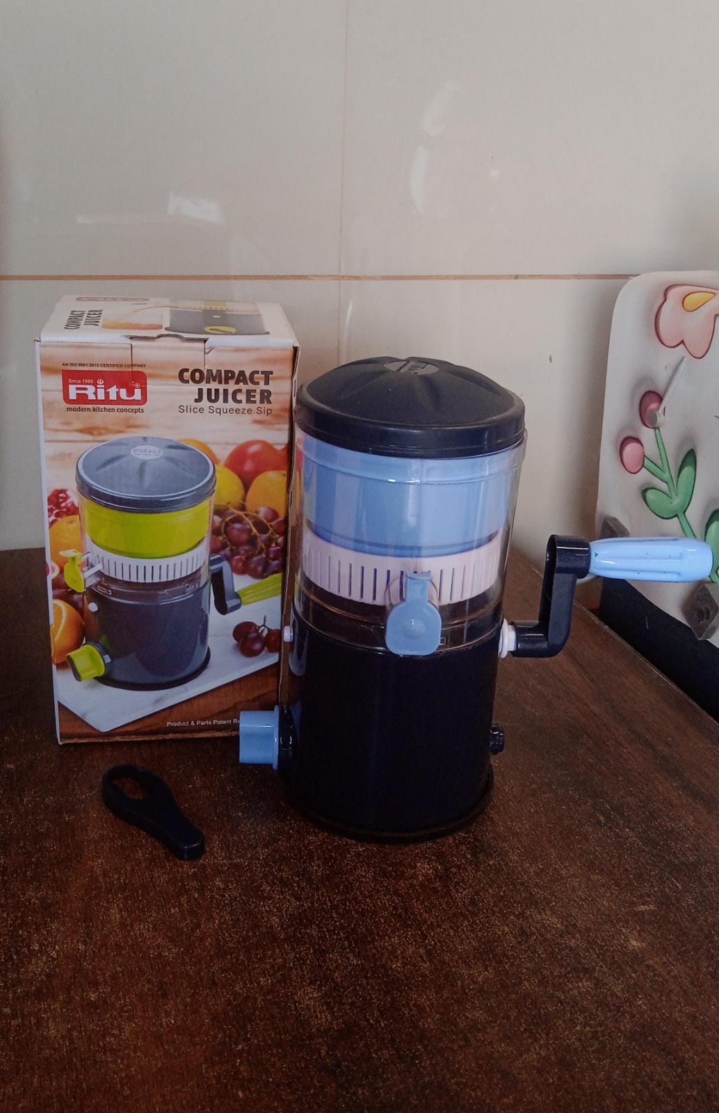 Ritu Hand Operated Compact Manual Juicer (Multicolor  1 Pc) Ritu Hand Operated Compact Manual Juicer (Multicolor  1 Pc)